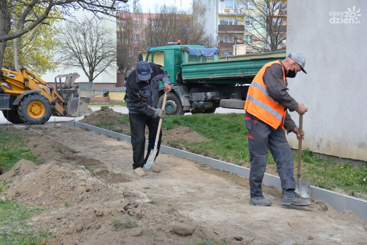 Remontują chodnik na Aleksandrówce