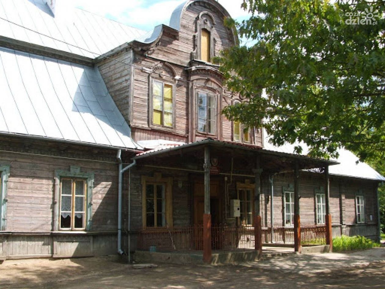 Sońsk otrzymał kolejne fundusze na ratowanie modrzewiowego dworu w Koźniewie