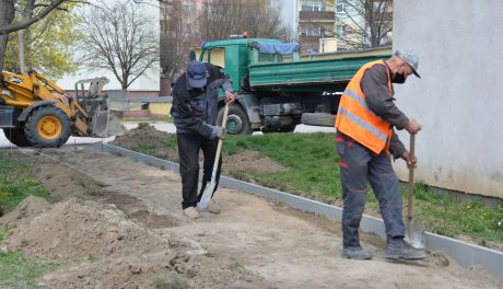 Remontują chodnik na Aleksandrówce