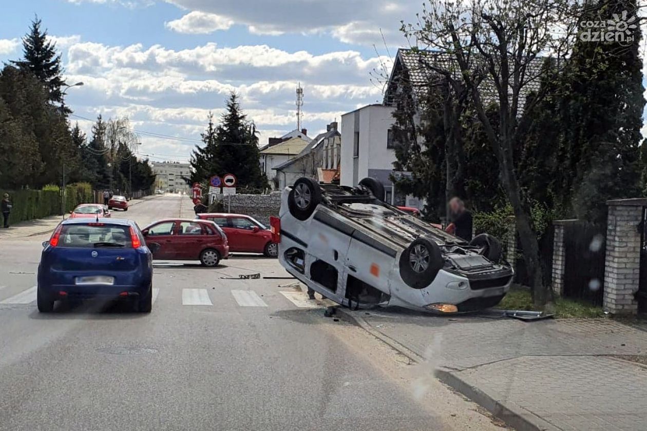 Mława. Samochód dachował, kierowca był pijany