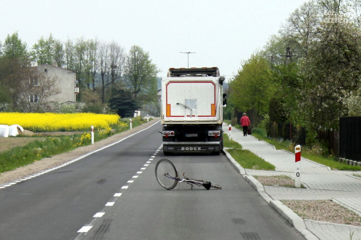 Rzęgnowo. Rowerzysta wjechał pod ciężarówkę