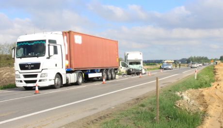 Bus uderzył w ciężarówkę pod Płońskiem