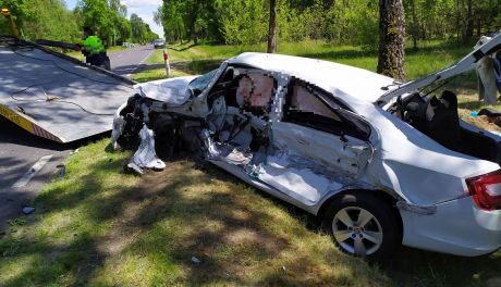 Czołowe zderzenie pod Glinojeckiem. Kierowca osobówki w ciężkim stanie (zdjęcia)