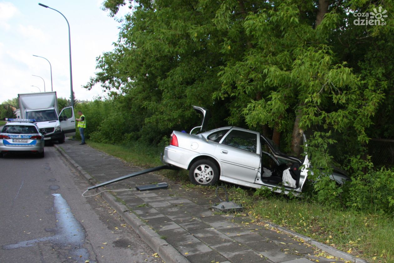 Mława. Wiózł dwoje dzieci i wypadł z drogi