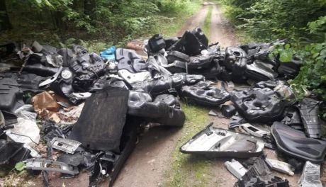 Części samochodowe w lekowskim lesie