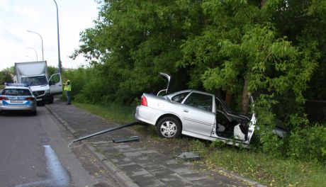 Mława. Wiózł dwoje dzieci i wypadł z drogi (zdjęcia)