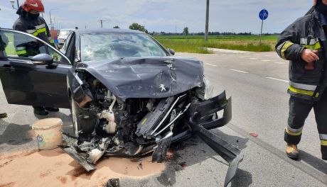 Zmiażdżony przód osobówki na obwodnicy wschodniej Ciechanowa (zdjęcia)