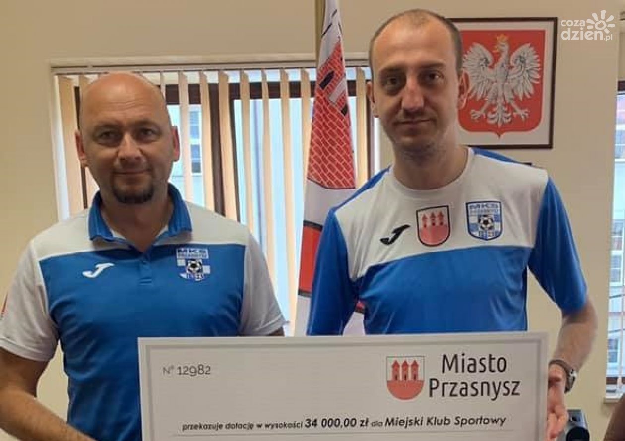 Przasnysz gra z MKS-em i przekazuje dotację