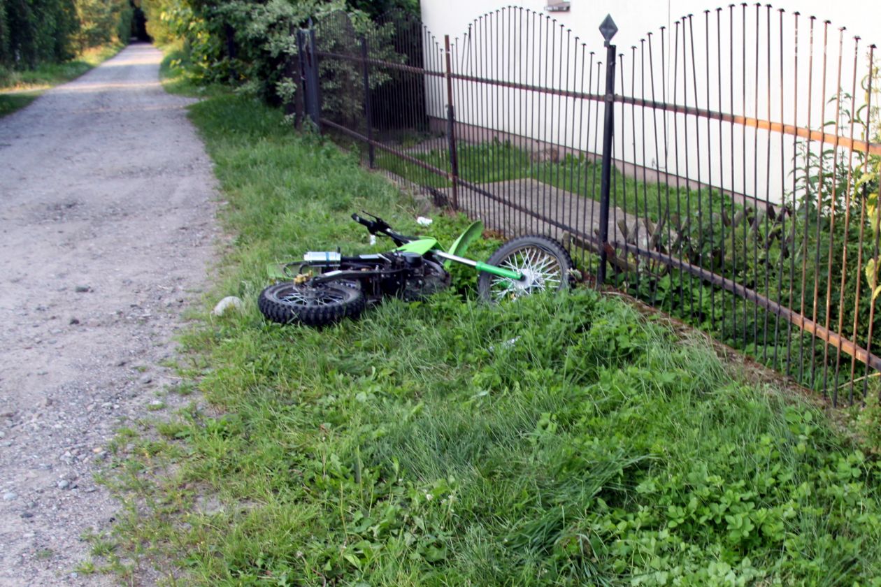 13-latek uderzył motocyklem w ogrodzenie