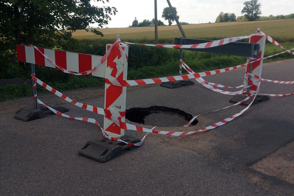 W gminie Świercze zapadła się droga (zdjęcia)