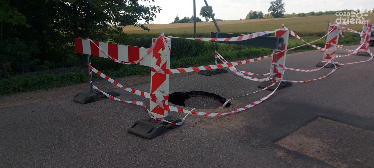W gminie Świercze zapadła się droga (zdjęcia)