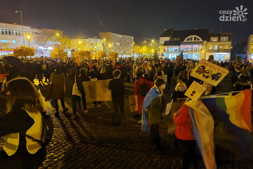 Strajk Kobiet przeszedł ulicami Ciechanowa. Szacunkowo wzięło w nim udział ok. 2 tysiące mieszkańców