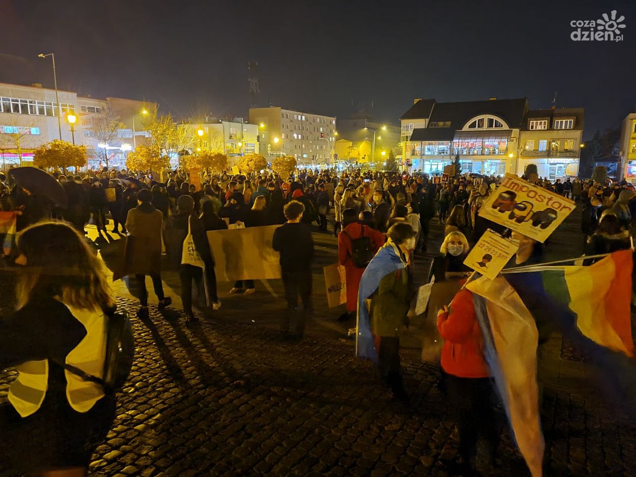 Strajk Kobiet przeszedł ulicami Ciechanowa. Szacunkowo wzięło w nim udział ok. 2 tysiące mieszkańców