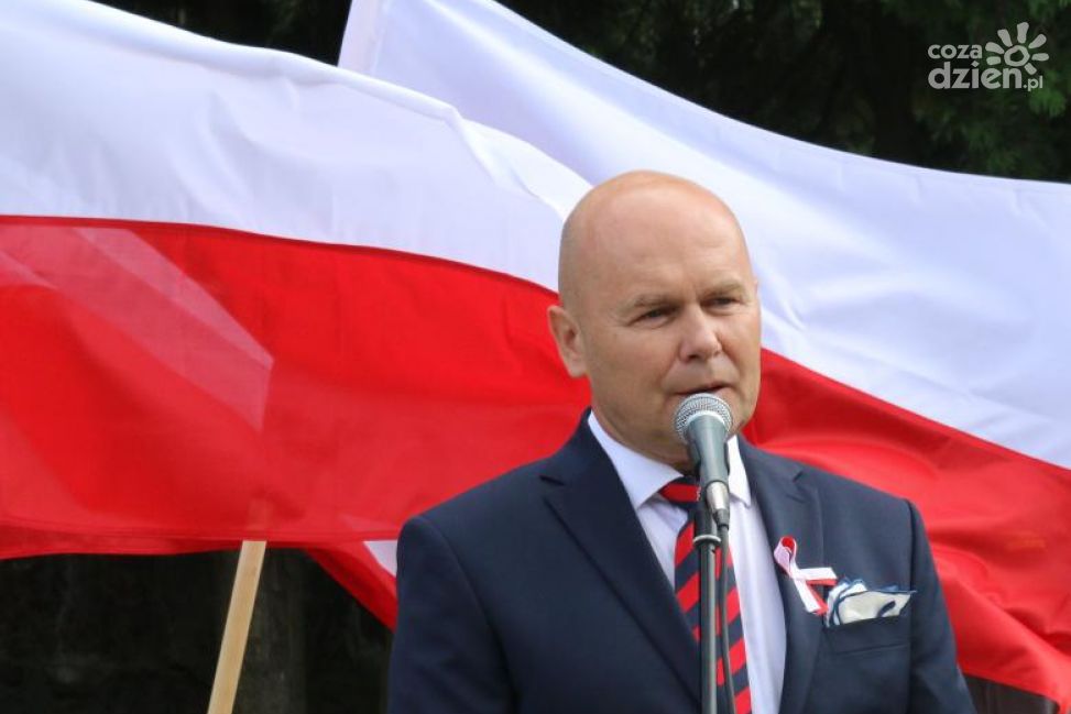 Mławianie zaśpiewają Mazurka Dąbrowskiego z okien i balkonów