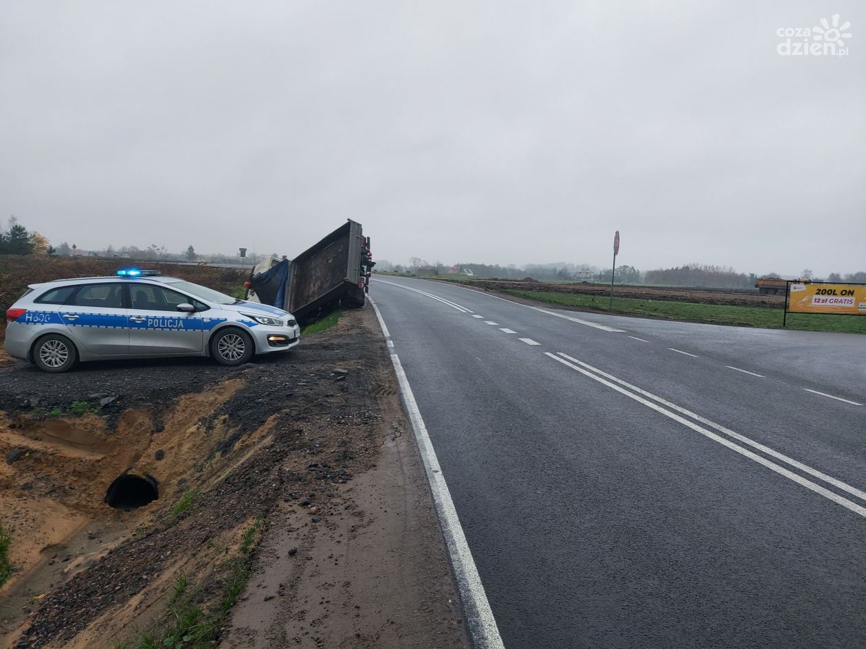 Ciężarówka w rowie na krajowej siódemce