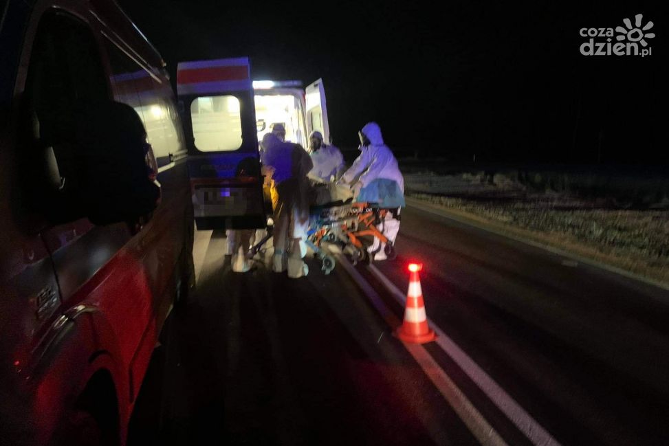 Zderzenie busa z karetką przewożącą osobę pod respiratorem chorą na Covid-19. Do zdarzenia doszło na DK7