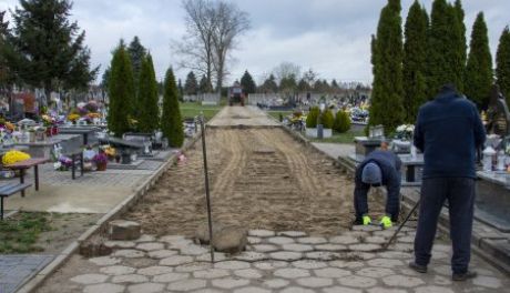 Cmentarz Komunalny w Ciechanowie. Remont głównej alei. 