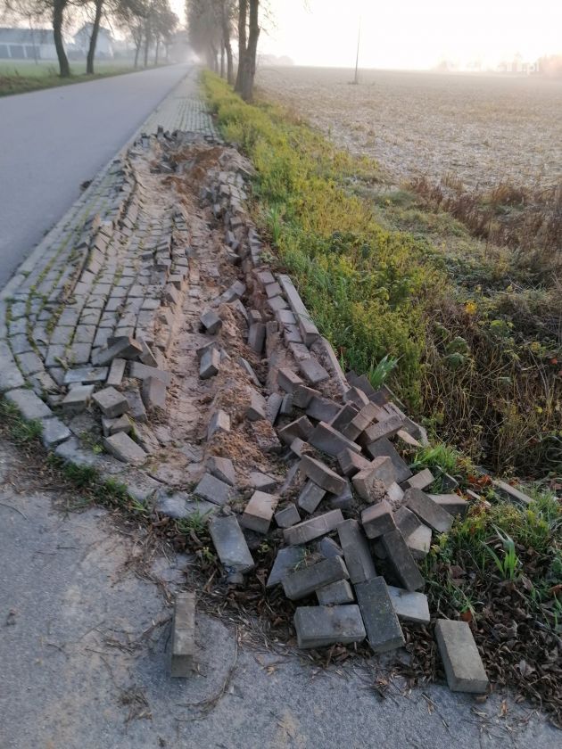 Zniszczony chodnik w Bądkowie. Sprawą zajmie się policja!