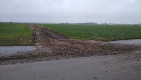 "Rolnik, rolnik, rolnik, pod rolnikiem ciągnik"...błoto ma!