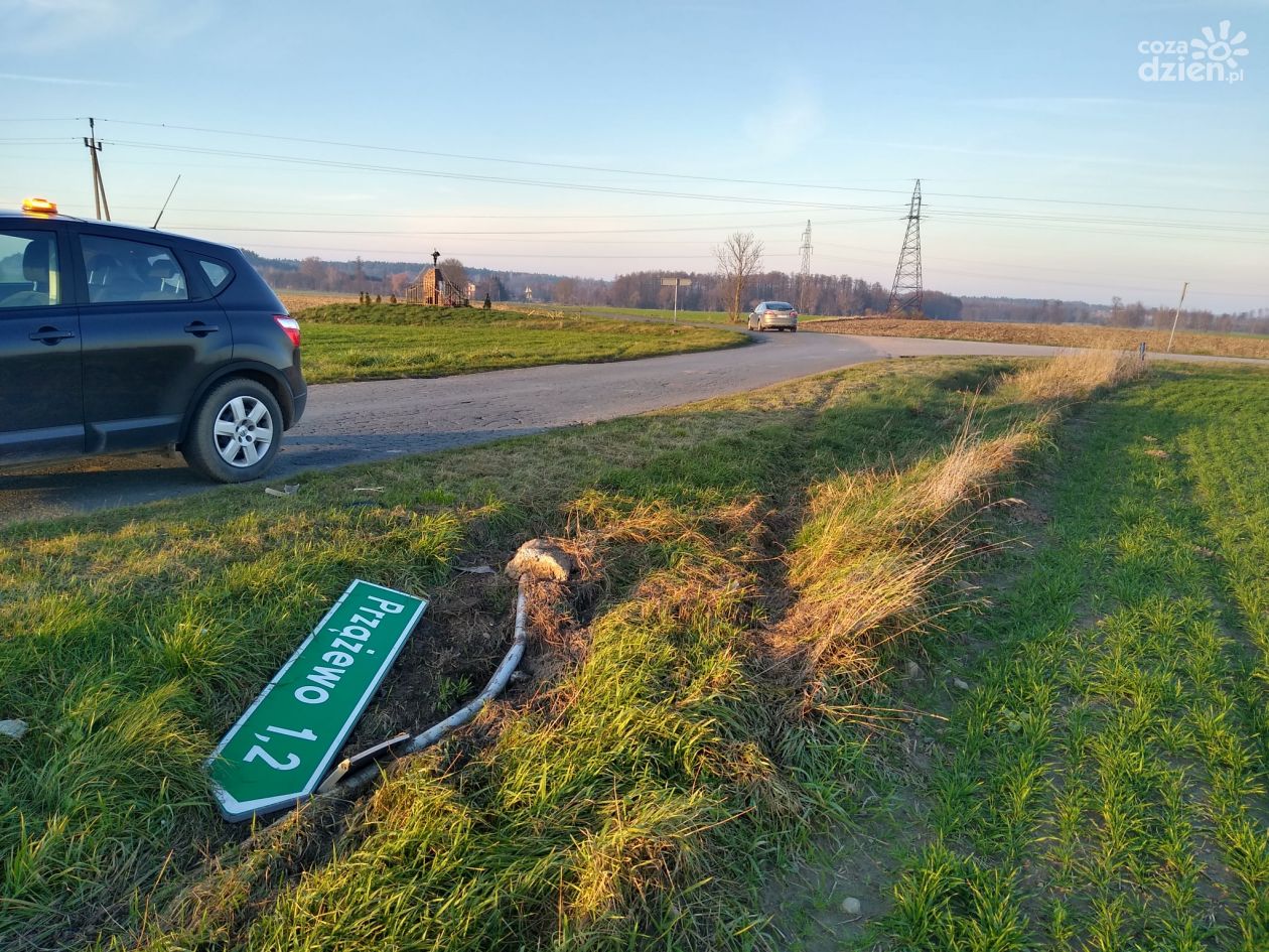 Znak wyrwany wraz z betonową podstawą