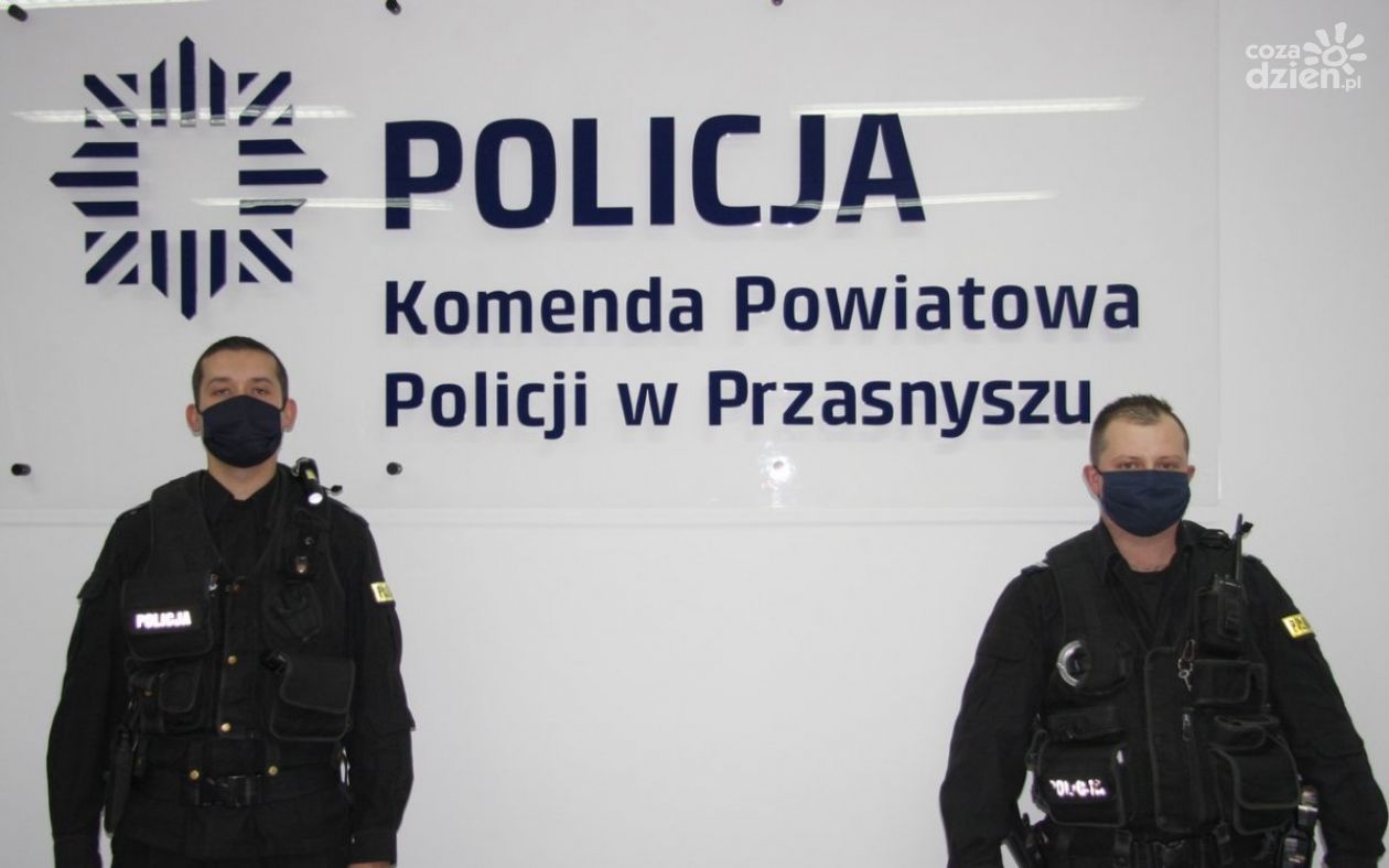 Przasnyscy policjanci uratowali mężczyznę z pożaru