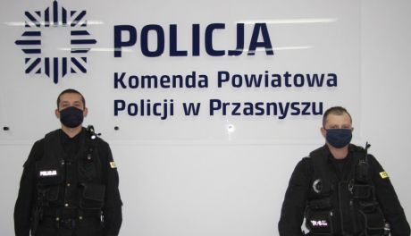 Przasnyscy policjanci uratowali mężczyznę z pożaru