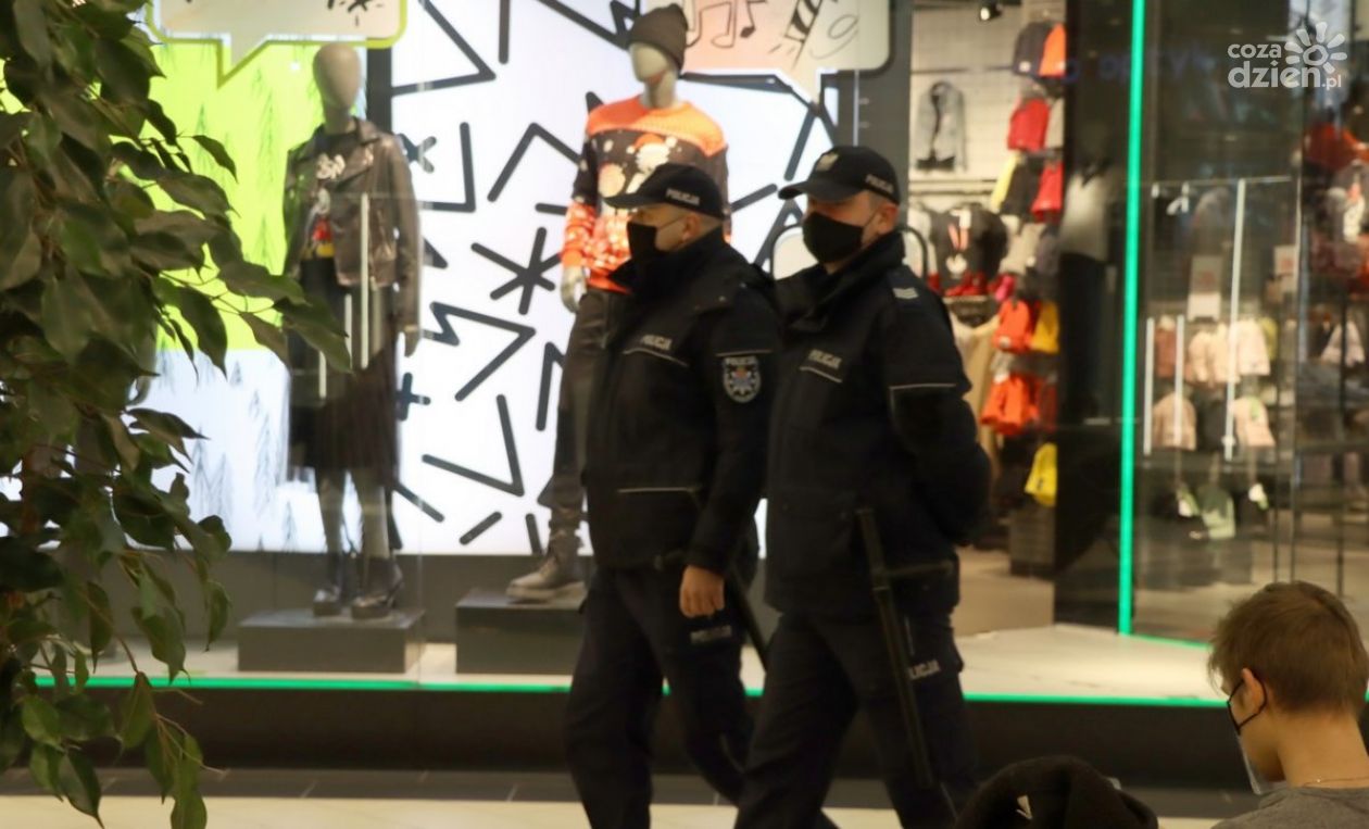 Policja z sanepidem kontroluje galerie handlowe. Sypią się mandaty i pouczenia