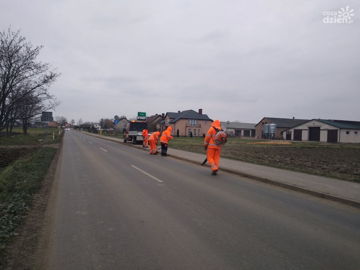 Droga powiatowa w Kątach posprzątana.