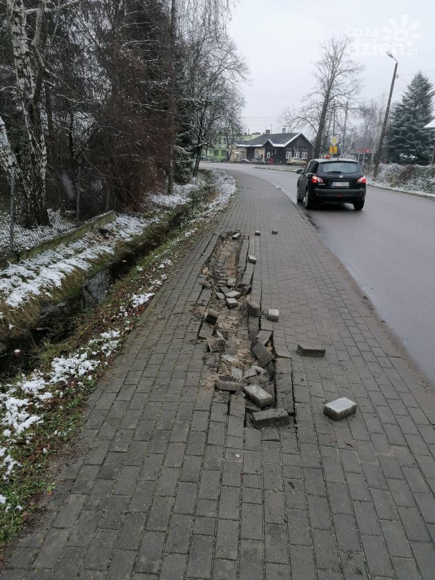 PZD w Ciechanowie. Kierowca uszkodził chodnik
i odjechał!