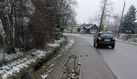 PZD w Ciechanowie. Kierowca uszkodził chodnik
i odjechał!
