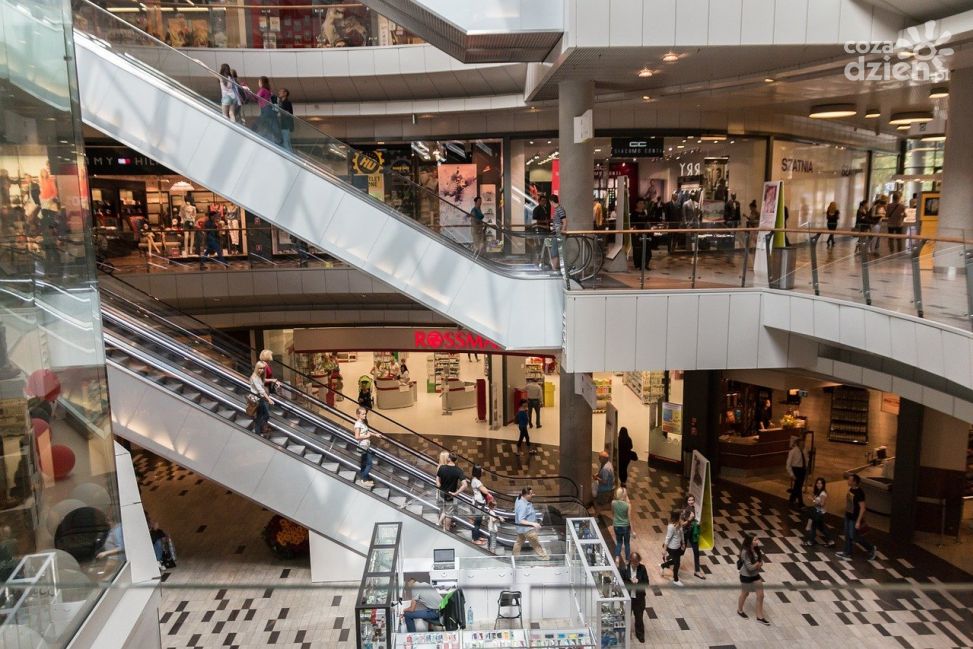 Galerie handlowe i muzea się otworzą. Godziny dla seniorów zniesione