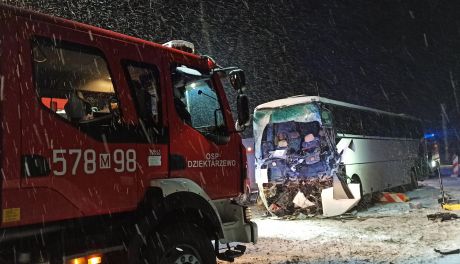 Czołowe zderzenie autobusu szkolnego i ciężarówki