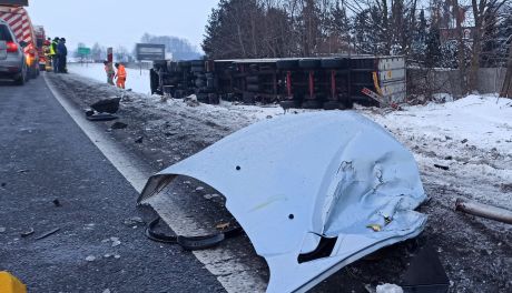 Mława. Wypadek na Warszawskiej, tir w rowie