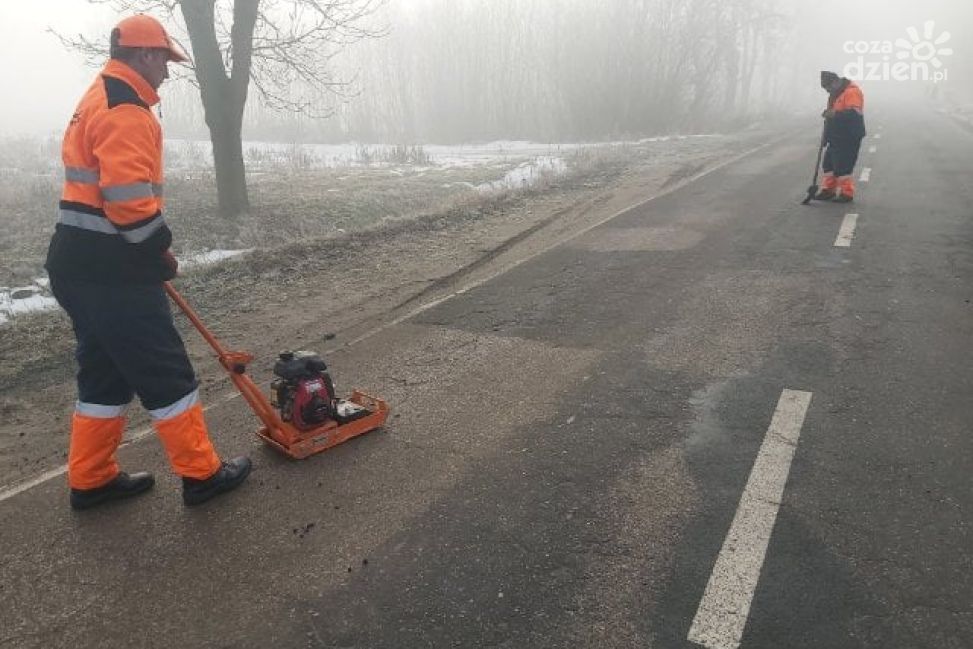 Stopniał śnieg- wyszły dziury. Drogowcy łatają na bieżąco