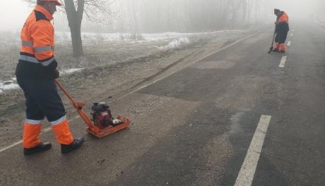 Stopniał śnieg- wyszły dziury. Drogowcy łatają na bieżąco