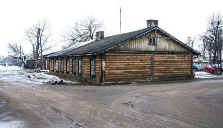 Ciechanów. Przy Fabrycznej stanie zabytkowy budynek