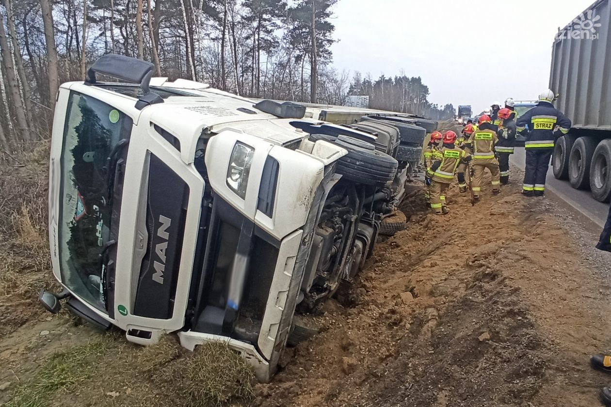 Glinojeck. Tir w rowie, utrudnienia na siódemce