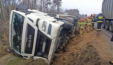 Glinojeck. Tir w rowie, utrudnienia na siódemce