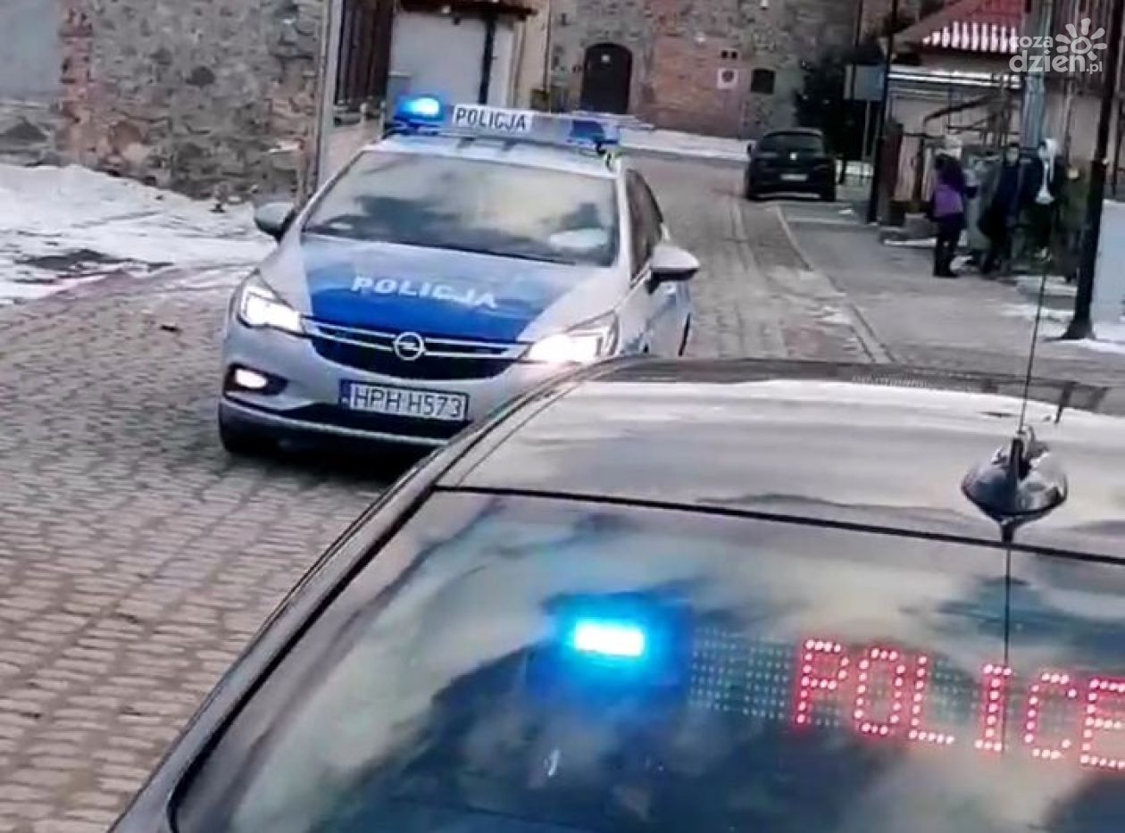 Uciekał przed policją, schował się pod samochodem