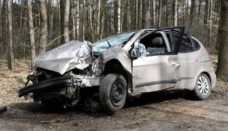 Poważny wypadek w gminie Szreńsk, kobieta uderzyła w drzewo