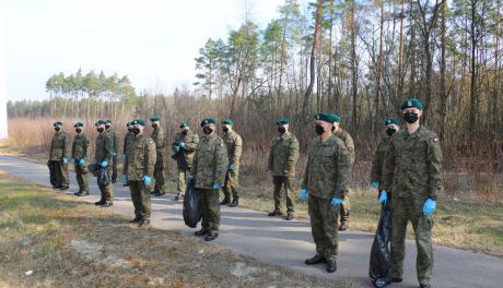 Żołnierze posprzątali las. Zebrali kilkaset litrów śmieci!