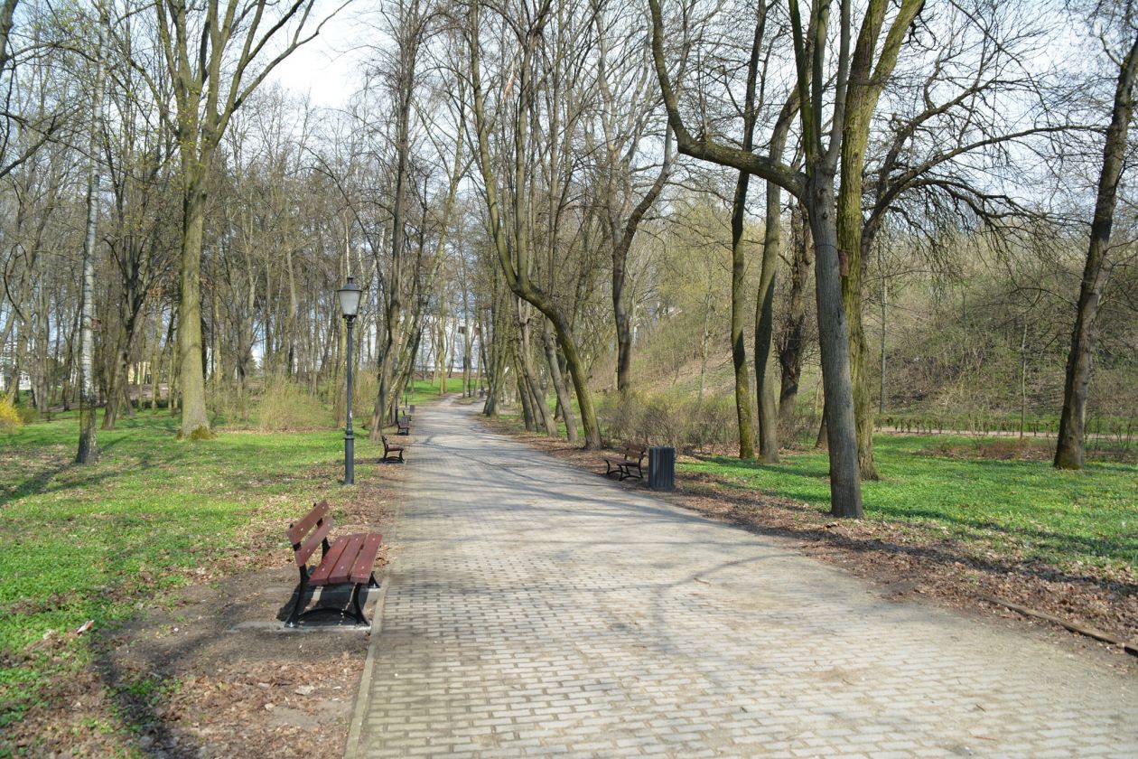 Gotowi na spacer? Nowe ławki w parku Dąbrowskiego