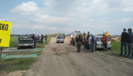 PILNE! Mieszkańcy Gołymina protestują przeciwko grzebowisku drobiu
