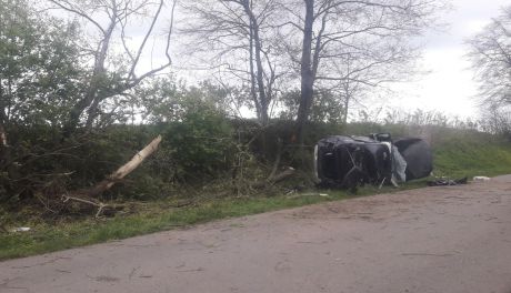 Poważny wypadek pod Płońskiem, samochód doszczętnie zniszczony
