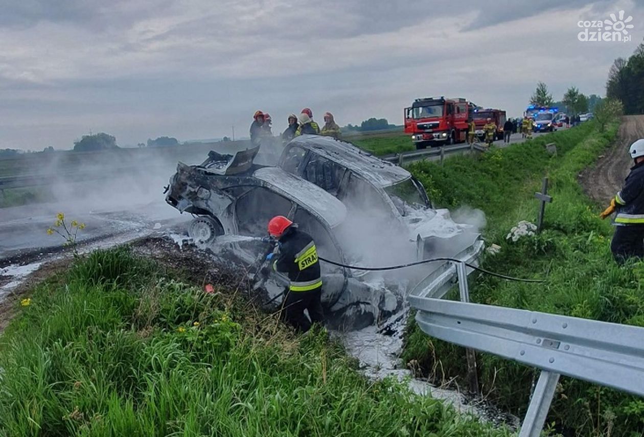 Helenów. Doszczętnie spłonęły dwie osobówki