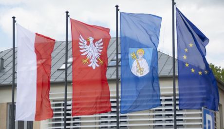 Flaga Mazowsza zawisła przed ciechanowskim ratuszem