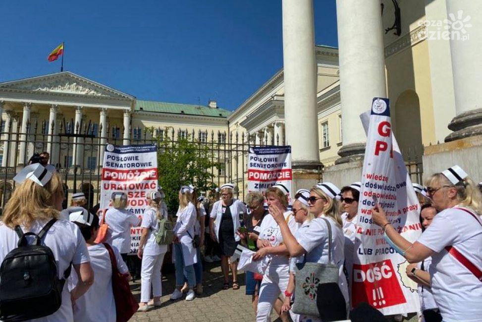 Wojewoda mazowiecki wygwizdany przez protestujące pielęgniarki