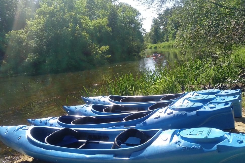 "Niebieskie Kajaki" są naprawdę niebieskie i pływają sobie po Wkrze...