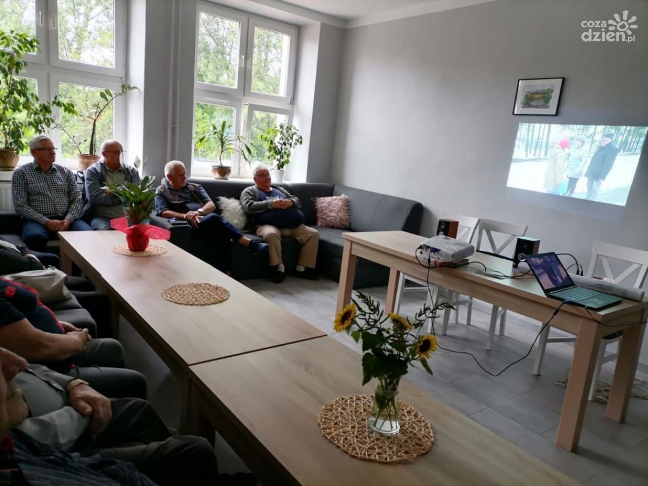 Seniorzy z Dzbonia poznali tajemnice świata finansów
