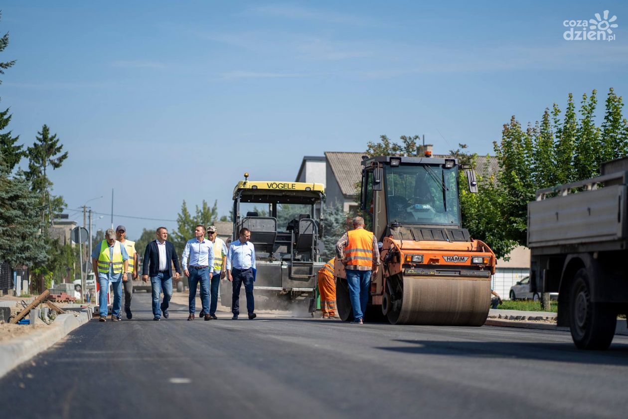 Przebudowa ul. Granicznej w Ciechanowie. Trwa układanie asfaltu